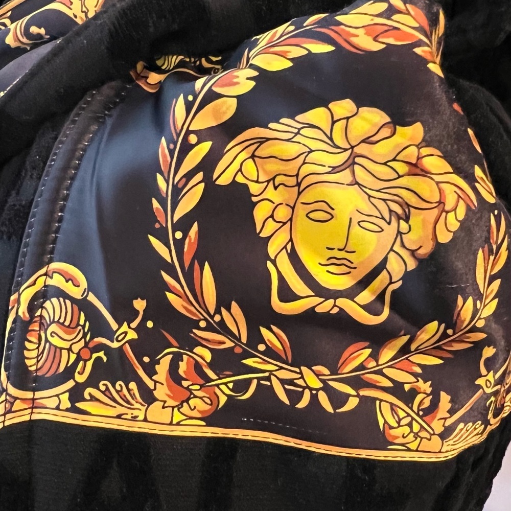 Elegant Black Robe with Gold Accents - Picture 5 of 8